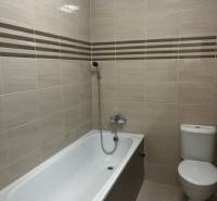 NOVÝ ZARIADENÝ KRÁSNY BYT S TERASOU - Kúpeľňa s vaňou a toaletou na Muškátovej, vhodná pre 1-izbový byt v Pezinku.