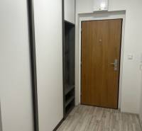 NOVÝ ZARIADENÝ KRÁSNY BYT S TERASOU - Chodba bytu s drevenými dverami, vstavanou skriňou na ulici Muškátová.