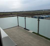 NOVÝ ZARIADENÝ KRÁSNY BYT S TERASOU - Balkón so zábradlím s výhľadom na okolie v 1-izbovom byte na ulici Muškátová.