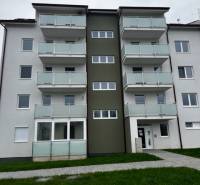 NOVÝ ZARIADENÝ KRÁSNY BYT S TERASOU - Štvorposchodový bytový dom, ulica Muškátová, ponúka možnosti bývania v 1-izbovom byte.