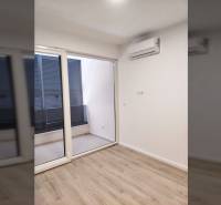 VRSI - dvojdom s bazénom a záhradou - Izba v rodinnom dome s klimatizáciou, podlahou s dreveným dekorom a posuvnými dverami na terasu.