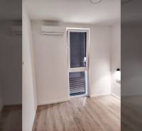 VRSI - dvojdom s bazénom a záhradou - Izba v rodinnom dome s oknom, klimatizáciou a podlahou s dreveným dekorom.