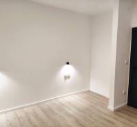 VRSI - dvojdom s bazénom a záhradou - Rodinný dom s bielymi stenami, tmavými dverami a podlahou s dreveným dekorom.