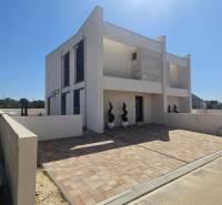 VRSI - dvojdom s bazénom a záhradou - Rodinný dom na ulici Mulo v meste Vrsi s priestrannou terasou a záhradou.