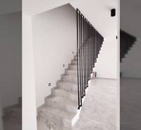 VRSI - dvojdom s bazénom a záhradou - Schodisko s mramorovým dekórom a kovovým zábradlím v rodinnom dome.