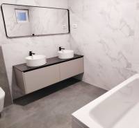 VRSI - dvojdom s bazénom a záhradou - Kúpeľňa v rodinnom dome s oválnymi umývadlami, zrkadlom a vaňou.