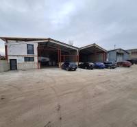 Na predaj sklad - hala, ul. Strojnícka, Prešov - Priestor skladov a hál na Strojníckej ulici v Prešove s parkoviskom a autami.