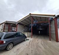 Na predaj sklad - hala, ul. Strojnícka, Prešov - Sklady a haly na Strojníckej ulici v Prešove, parkovisko s vozidlami pred vchodom.