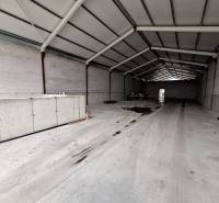 Na predaj sklad - hala, ul. Strojnícka, Prešov - V interiéri skladov a hál sú betónové steny a strešná konštrukcia.