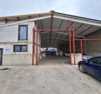 Na predaj sklad - hala, ul. Strojnícka, Prešov - Sklady a haly na Strojníckej ulici v Prešove s autom pred budovou.