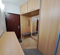 REZERVOVANÉ! Prenajmeme 3-izb. byt, 78 m2, Vráble, okr. Nitra - Vstupná chodba v 3-izbovom byte s vešiakmi, zrkadlom a dreveným dekorom skríň.