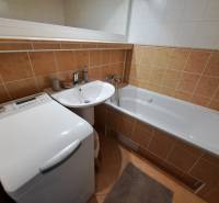 REZERVOVANÉ! Prenajmeme 3-izb. byt, 78 m2, Vráble, okr. Nitra - Kúpeľňa v 3-izbovom byte s vaňou, umývadlom a práčkou, dlažba s oranžovými kachličkami.