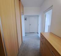 REZERVOVANÉ! Prenajmeme 3-izb. byt, 78 m2, Vráble, okr. Nitra - Chodba v 3-izbovom byte so vstavanou skriňou a komodou s dreveným dekorom.