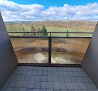 REZERVOVANÉ! Prenajmeme 3-izb. byt, 78 m2, Vráble, okr. Nitra - Balkón 3-izbového bytu na Žitave vo Vrábľoch s výhľadom na prírodu.