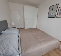 REZERVOVANÉ! Prenajmeme 3-izb. byt, 78 m2, Vráble, okr. Nitra - Spálňa v 3-izbovom byte s posteľou, skriňou a podlahou s dreveným dekorom.