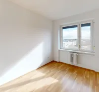 Exkluzívne predáme pekný 3-izbový byt vo Vajnoroch - izba.jpg