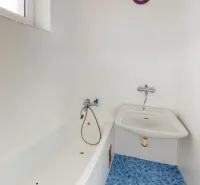 Exkluzívne predáme pekný 3-izbový byt vo Vajnoroch - 9dSEW4Dcuhq-Bathroom.jpg