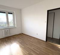 Exkluzívne predáme pekný 3-izbový byt vo Vajnoroch - Svetlá izba s podlahou s dreveným dekorom v 3-izbovom byte.