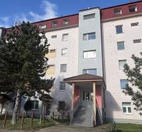 Exkluzívne predáme pekný 3-izbový byt vo Vajnoroch - Bytový dom s farebnou fasádou na Tomanovej ulici v Bratislave - Vajnory, obklopený zeleňou.