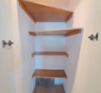 Prenájom pekného a priestranného 4-izbového bytu vo Svite - Šatník so vstavanými policami v 4-izbovom byte s podlahou s dreveným dekorom.