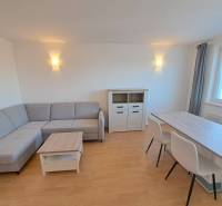 Prenájom pekného a priestranného 4-izbového bytu vo Svite - Obývacia izba v 4-izbovom byte s rohovou sedačkou a jedálenským stolom.