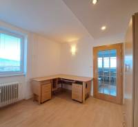 Prenájom pekného a priestranného 4-izbového bytu vo Svite - Pracovňa v 4-izbovom byte s podlahou s dreveným dekorom a písacím stolom.