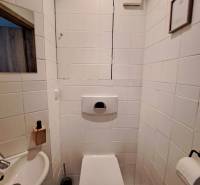 Prenájom pekného a priestranného 4-izbového bytu vo Svite - Kúpeľňa so štandardnou bielou dlažbou a umývadlom v 4-izbovom byte.