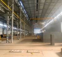 NA PRENÁJOM VÝROBNA A SKLADOVÁ HALA 6544 m², DOBŠINÁ - Výrobné priestory s kovovými štruktúrami a žeriavom vnútri haly.