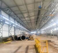 NA PRENÁJOM VÝROBNA A SKLADOVÁ HALA 6544 m², DOBŠINÁ - Výrobné priestory s kovovými konštrukciami a potrubím, Dobšiná. Široká hala so žltými zábranami.