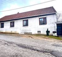 Rodinný dom Unín s pozemkom 941 m2 - Rodinný dom v Uníne s bielou fasádou, hnedou strechou a prístupovou cestou.