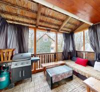 Rodinný dom Unín s pozemkom 941 m2 - V rodinnom dome je krytá terasa s grilom, závetrím a záhradným nábytkom.