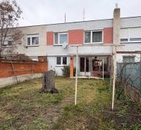 Exkluzívny PREDAJ 4 izbového rodinný domu s garážou, Zlatná na Ostrove - Dvojpodlažný rodinný dom v Zlatnej na Ostrove s priestrannou záhradou a červeným múrikom.