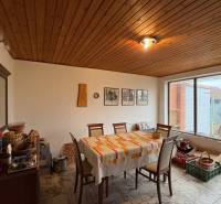 Exkluzívny PREDAJ 4 izbového rodinný domu s garážou, Zlatná na Ostrove - Jedáleň v Rodinnom dome s dreveným stropom, štvorcový stôl, veľké okno.