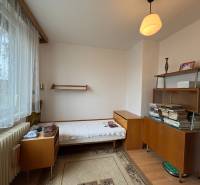 Exkluzívny PREDAJ 4 izbového rodinný domu s garážou, Zlatná na Ostrove - Izba v rodinnom dome s posteľou, poličkami a podlahou s dreveným dekorom.