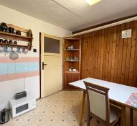 Exkluzívny PREDAJ 4 izbového rodinný domu s garážou, Zlatná na Ostrove - Kuchynský kút v rodinnom dome s dreveným obkladom a retro vybavením.