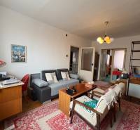 Exkluzívny PREDAJ 4 izbového rodinný domu s garážou, Zlatná na Ostrove - Obývacia izba v rodinnom dome s podlahou s dreveným dekorom a retro nábytkom.