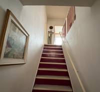 Exkluzívny PREDAJ 4 izbového rodinný domu s garážou, Zlatná na Ostrove - Schodisko v rodinnom dome s obrazom na stene.