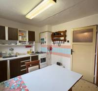 Exkluzívny PREDAJ 4 izbového rodinný domu s garážou, Zlatná na Ostrove - Kuchyňa v rodinnom dome s jedálenským stolom a kuchynským kútom.