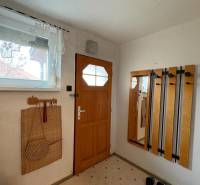 Exkluzívny PREDAJ 4 izbového rodinný domu s garážou, Zlatná na Ostrove - Vstupná hala rodinného domu s drevenými dverami a praktickým vešiakovým systémom.