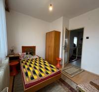 Exkluzívny PREDAJ 4 izbového rodinný domu s garážou, Zlatná na Ostrove - Izba v rodinnom dome s jednolôžkom, skrinkou a podlahou s dreveným dekorom.