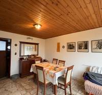 Exkluzívny PREDAJ 4 izbového rodinný domu s garážou, Zlatná na Ostrove - Jedáleň rodinného domu s dreveným stropom a dekoratívnymi obrazmi na stene.