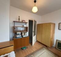 Exkluzívny PREDAJ 4 izbového rodinný domu s garážou, Zlatná na Ostrove - Izba s nábytkom a podlahou s dreveným dekorom v rodinnom dome.