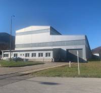 VÝROBNA A SKLADOVÁ HALA 6544 m2, DOBŠINÁ - Výrobné priestory v Dobšinej s oceľovou konštrukciou obklopené prírodnou scenériou a trávnatými plochami.