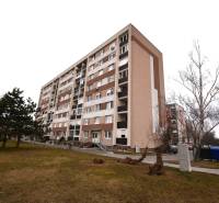 EXKLUZÍVNY PREDAJ - 1 izbový byt Revolučná Štvrť , Galanta - Bytový dom na Revolučnej štvrti v Galante, ponúkajúci 1-izbový byt.