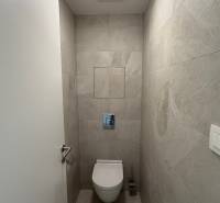 Exk. prenájom lux. 2 iz bytu Rezidencia Blumental - Kúpeľňa v 2-izbovom byte s obkladmi v jemných odtieňoch.