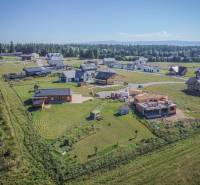 Jedinečný stavebný pozemok v krásnej lokalite Tatranské Smaragdy - Výhľad na rozvíjajúcu sa lokalitu a domy v Mlynici pre pozemky - bývanie.