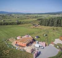 Jedinečný stavebný pozemok v krásnej lokalite Tatranské Smaragdy - Stavebný pozemok na bývanie v Mlynici s výhľadom na prírodu a okolitú krajinu.