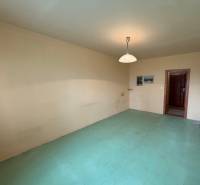 Ponúka na predaj 3 izbový byt v Detve - Izba v 3-izbovom byte s neutrálnymi stenami a svetlým podlahovým dekorom.