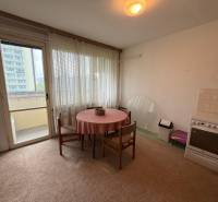 Ponúka na predaj 3 izbový byt v Detve - Kuchyňa v 3-izbovom byte s jedálenským stolom, elektrickým sporákom a prístupom na balkón.