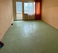 Ponúka na predaj 3 izbový byt v Detve - Možnosť vnútorného prispôsobenia 3-izbového bytu s veľkými oknami a balkónom.